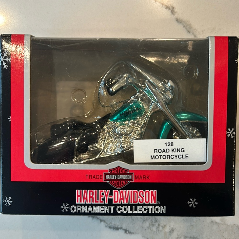 New in box!!! Harley Davidson road king motorcycle  (128) holiday ornament.